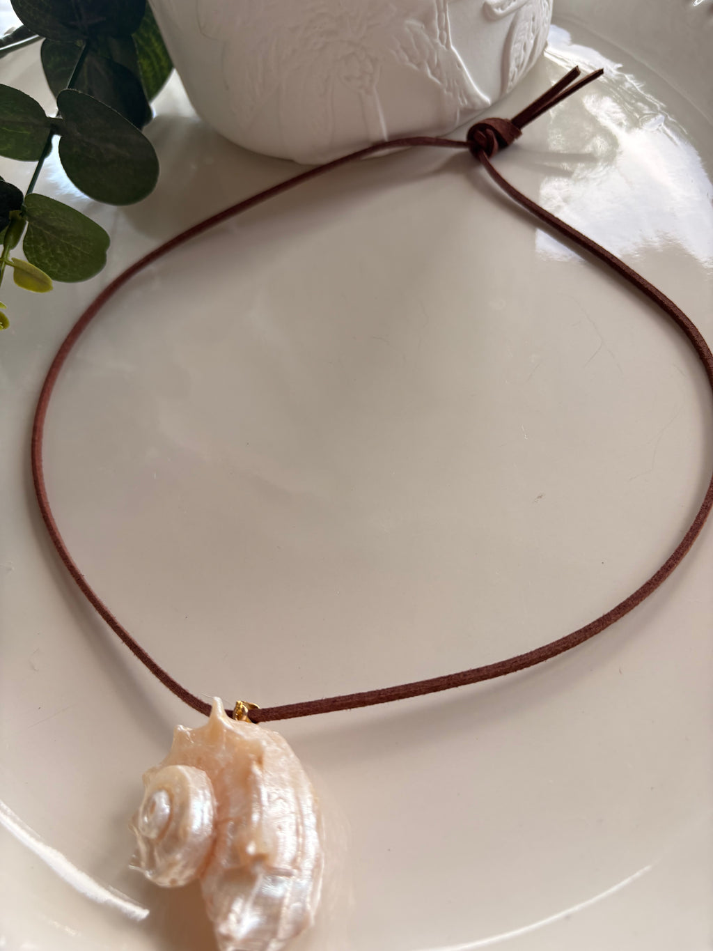 Shelly Large Shell Leather Cord Necklace