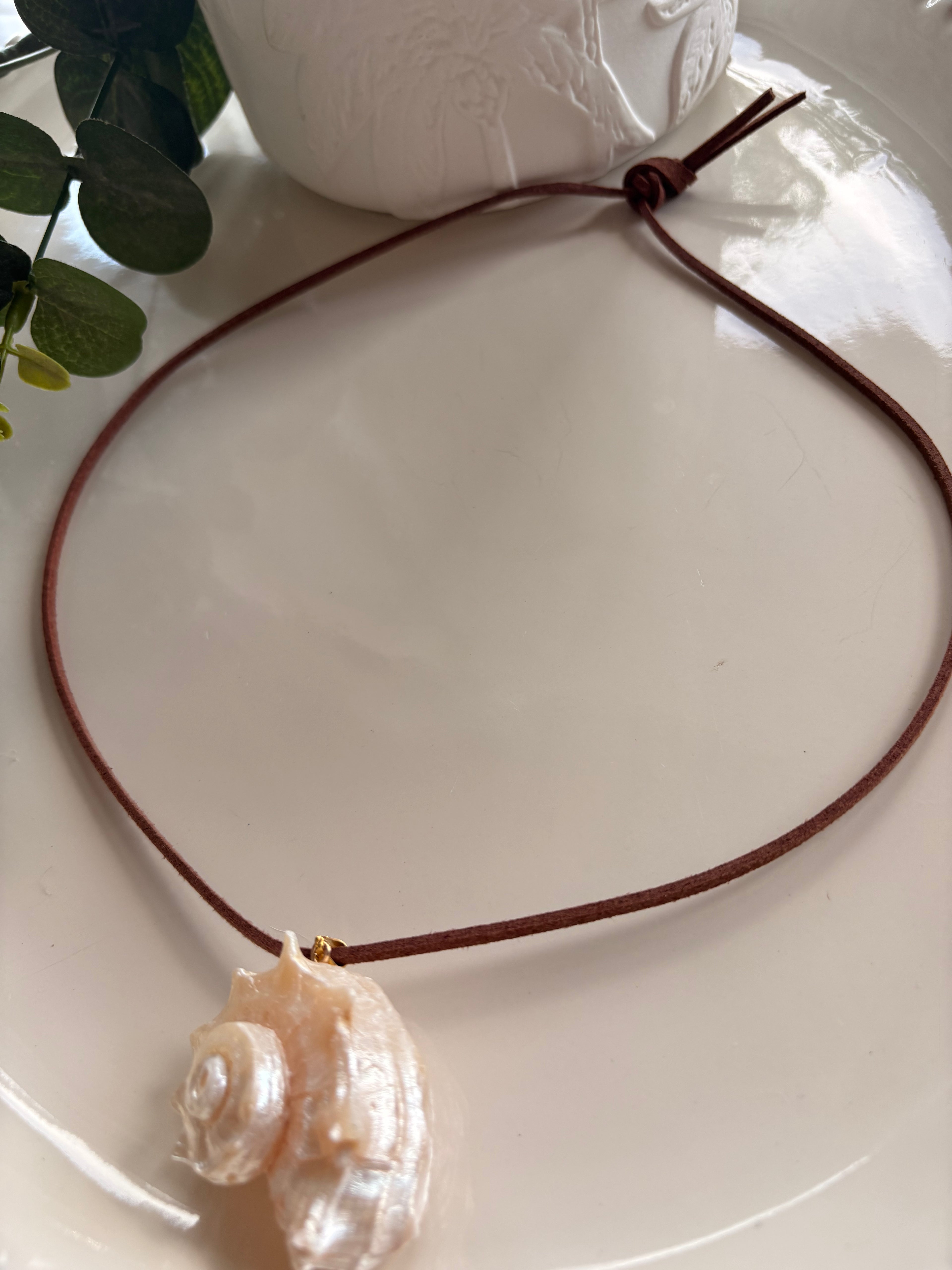 Shelly Large Shell Leather Cord Necklace